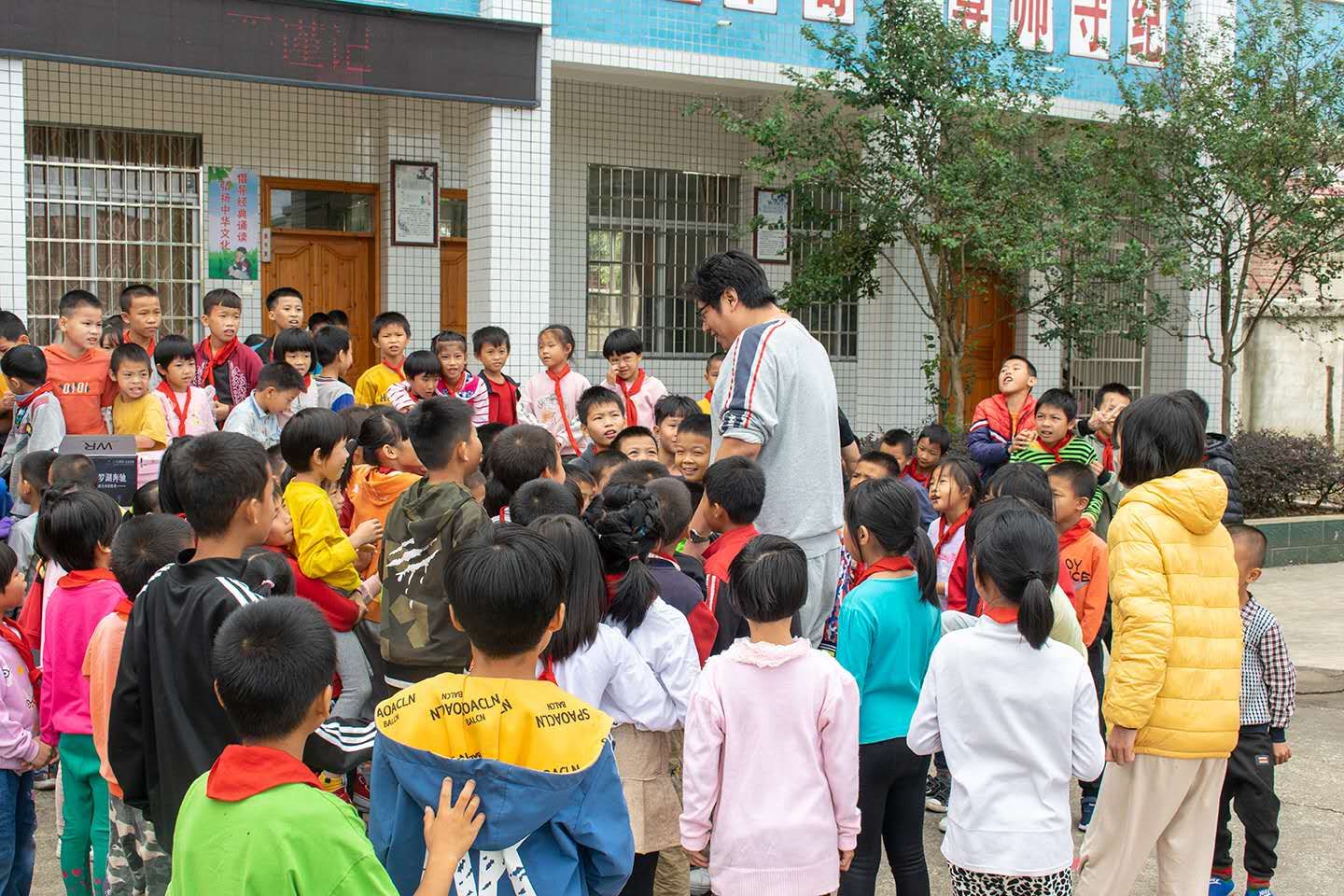 我要更加努力学习，报效祖国”记一本书点亮一个梦想捐书助学走进回龙希望小学