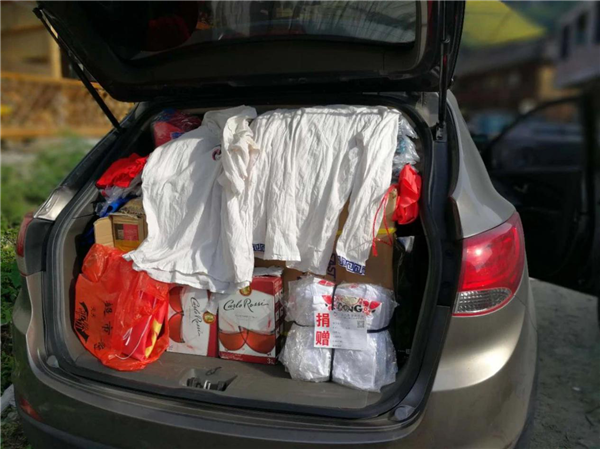 “一本书点亮一个梦想”走进燕窝寨